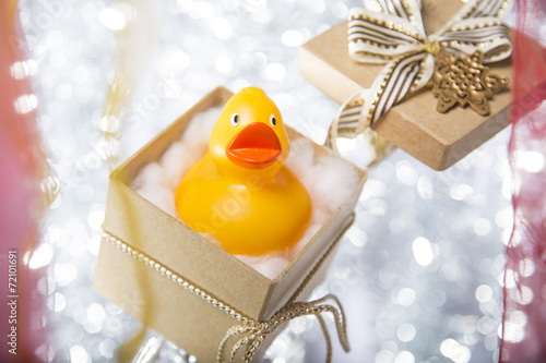 Obraz na plátně open christmas gift box with rubber duck, ribbon and bow