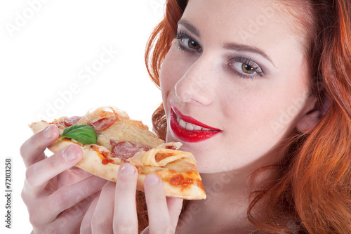 Frau mit Pizza lacht Nahaufnahme
