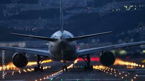 飛行機　離陸するジェット機 薄暮 photo