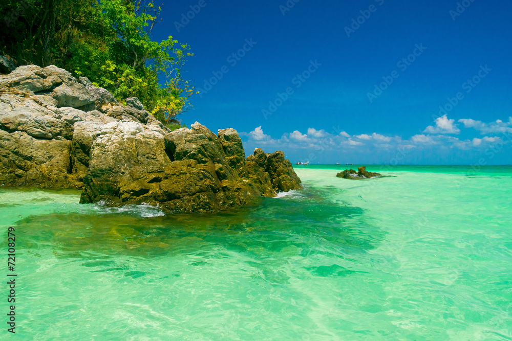 Fototapeta premium Divine Shoreline On a Sunny Beach