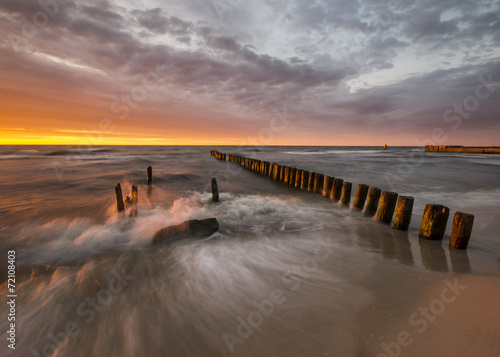 Fototapeta Naklejka Na Ścianę i Meble -  zachód słońca nad morską plażą