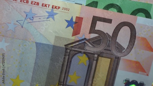 Euro-Banknote im Wind