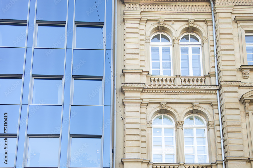 Obraz premium modernes Gebäude & altes Gebäude
