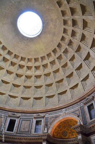 Przepięknie zdobione wnętrze Panteonu w Rzymie #72111079