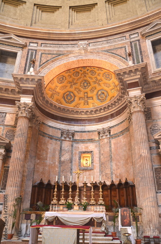 Przepięknie zdobione wnętrze Panteonu w Rzymie #72111081