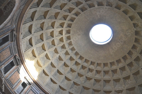 Przepięknie zdobione wnętrze Panteonu w Rzymie