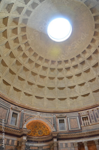 Przepięknie zdobione wnętrze Panteonu w Rzymie #72111088