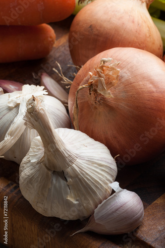 Bulbi di aglio bianco e cipolle dorate photo