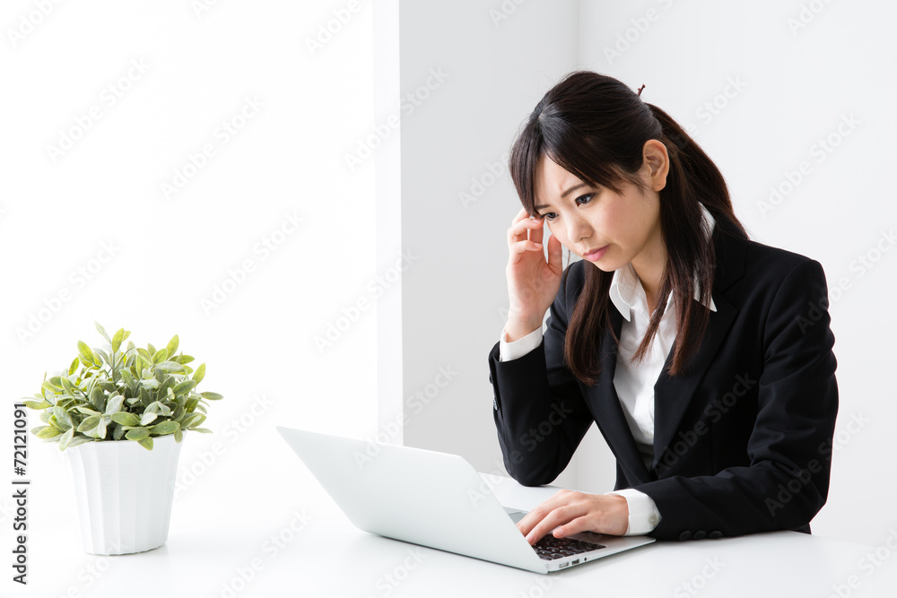 asian businesswoman working in the office asian businesswoman working in the office