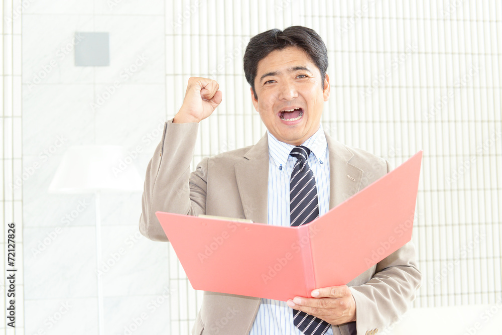 ガッツポーズのビジネスマン