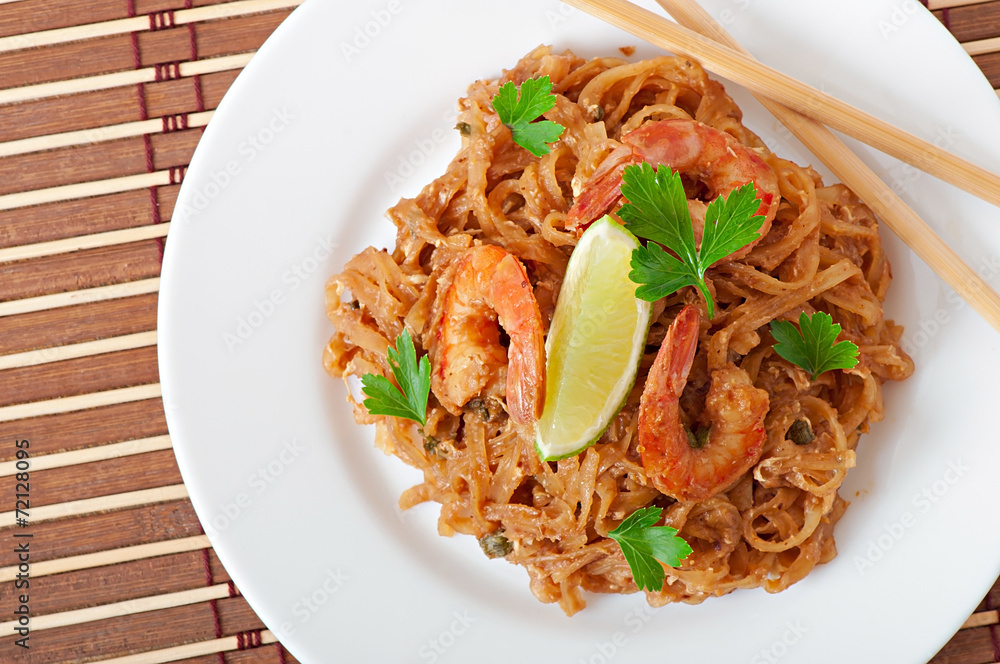 Stir-Fried noodles with prawns und vegetables