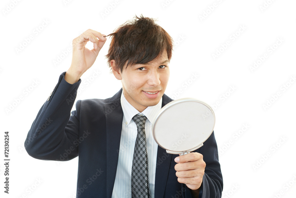 ヘアーセットに満足するビジネスマン ヘアーセットに満足するビジネスマン