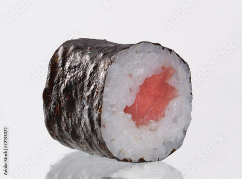 El sushi roll de atún en fondo blanco.