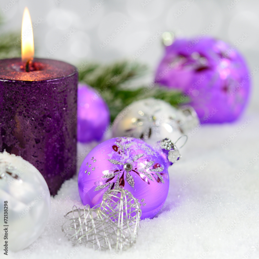 Lila Weihnachtskugeln im Schnee StockFoto Adobe Stock