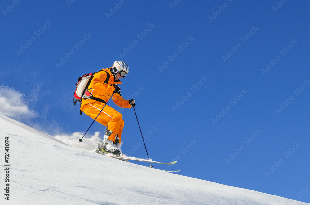 Dynamisch skifahren im Pulverschnee