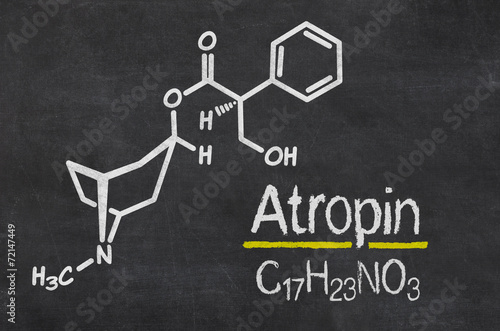 Schiefertafel mit der chemischen Formel von Atropin photo