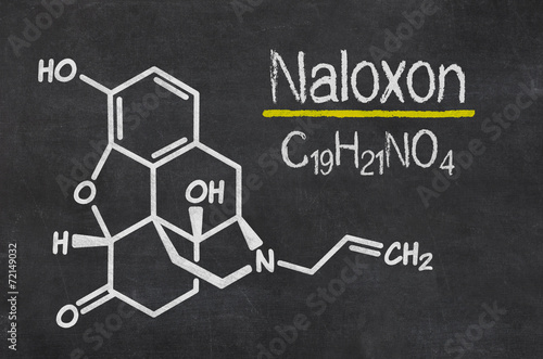 Schiefertafel mit der chemischen Formel von Naloxon