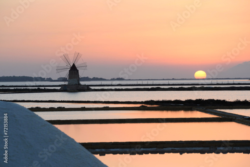 Fotografie sunset saltworks of Marsala,mills - saline di Marsala, tramonto
