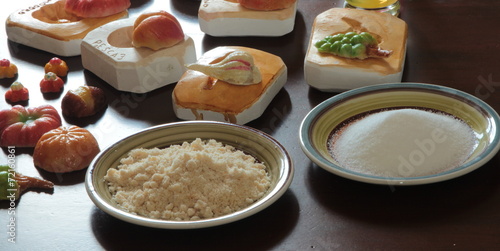 Stampi, farina di mandorle e zucchero