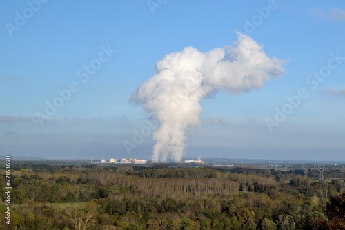 Fumée blanche de centrale nucléaire