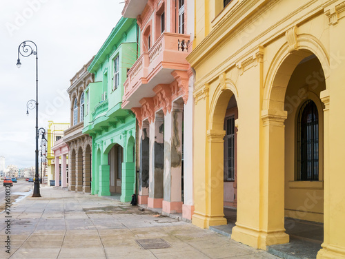 Fototapeta Naklejka Na Ścianę i Meble -  Colorful buildings in Old Havana