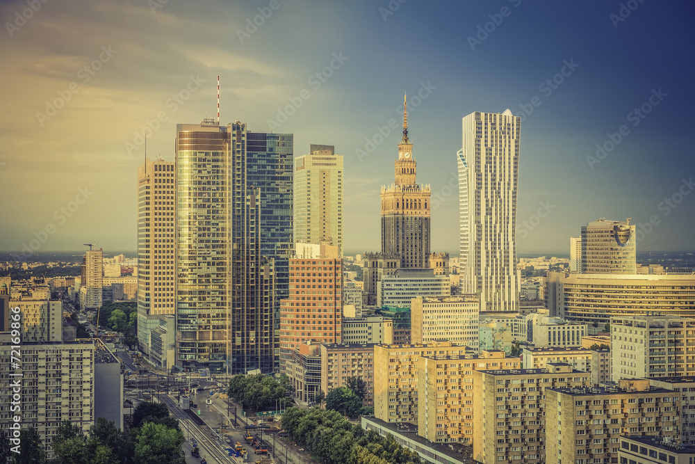 Fototapeta premium Warszawska dzielnica finansowa późnym popołudniem w Polsce