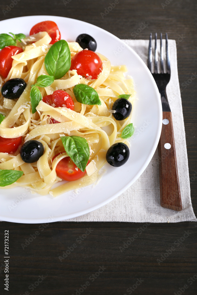 Spaghetti with tomatoes, olives and basil leaves Spaghetti with tomatoes, olives and basil leaves