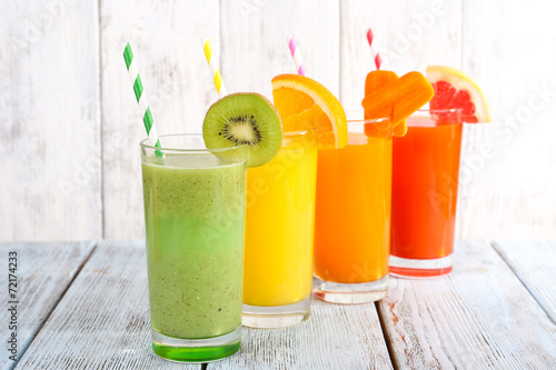 Fruit and vegetable juice in glasses and pieces of fresh fruits