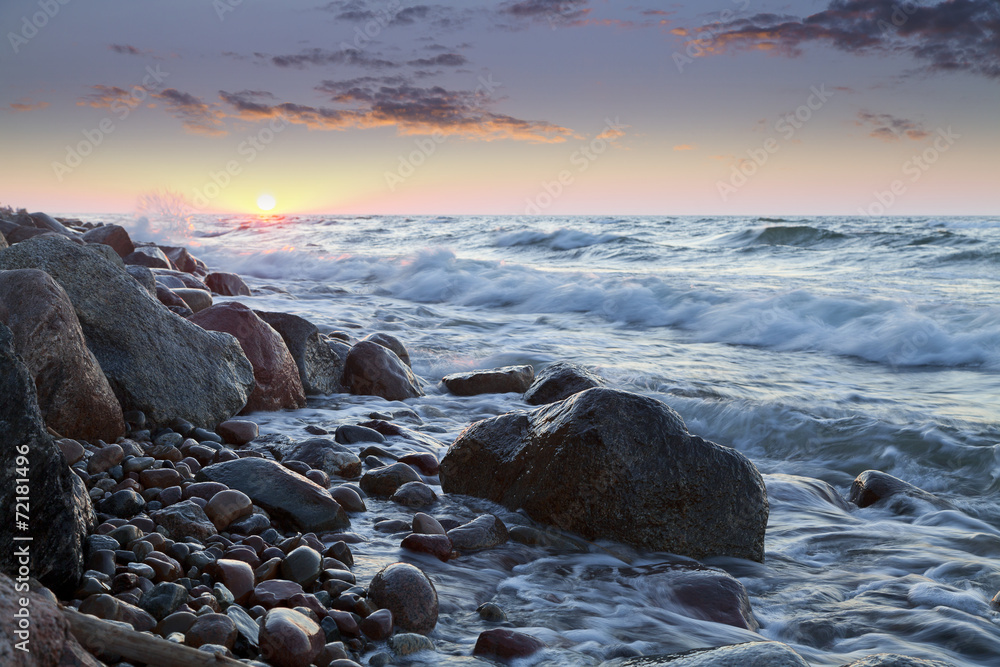 Obraz premium The pebble beach at sunset - Rozewie, Poland, long exposure