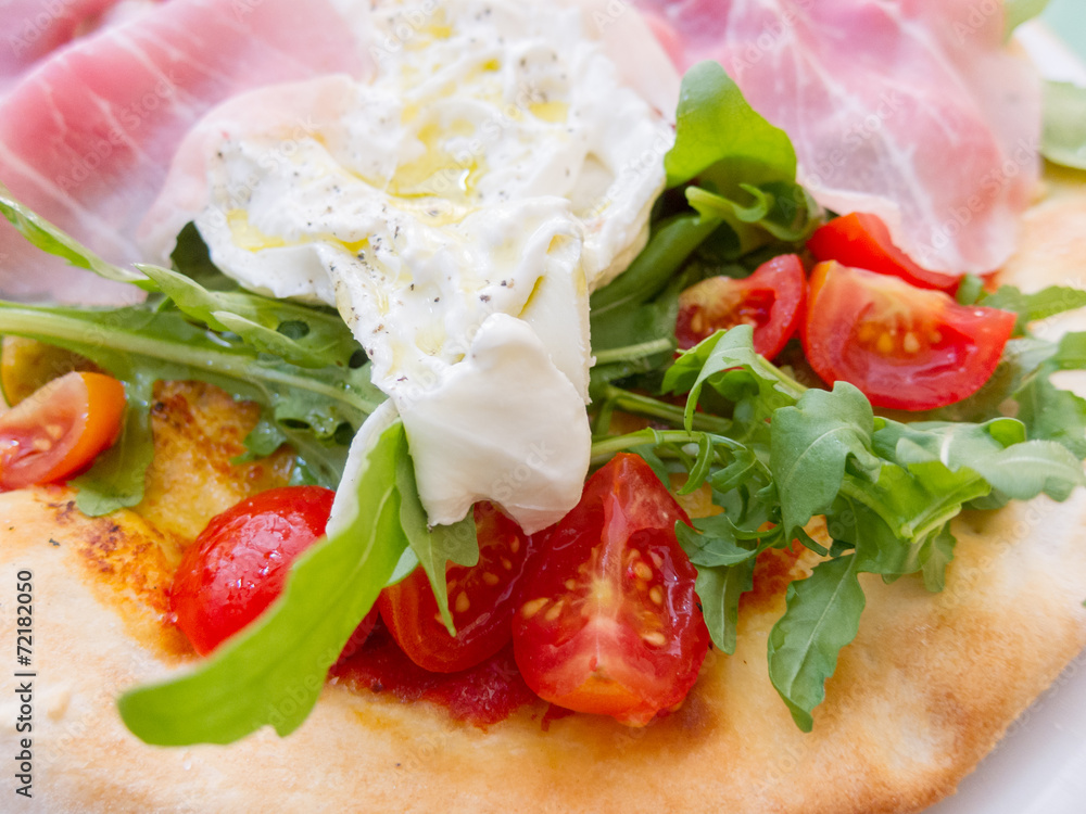 Fried egg, rocket and tomato with gourmet ham