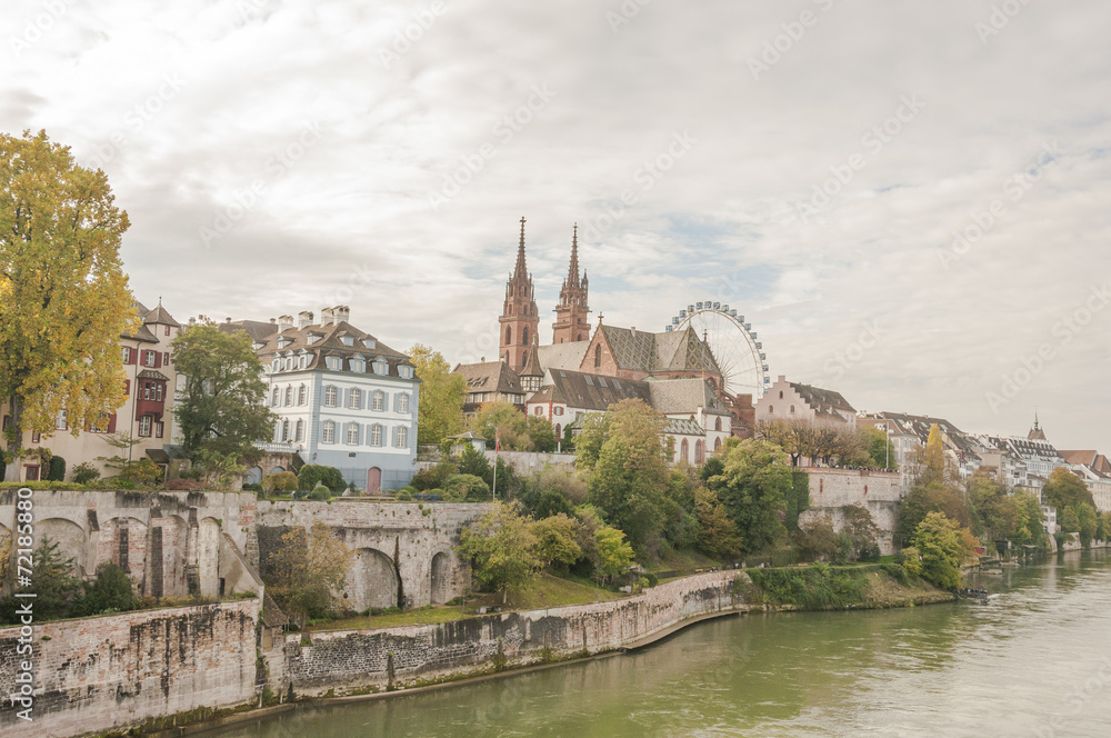 Fototapeta premium Basel, Altstadt, historisches Münster, Rhein, Herbst, Schweiz