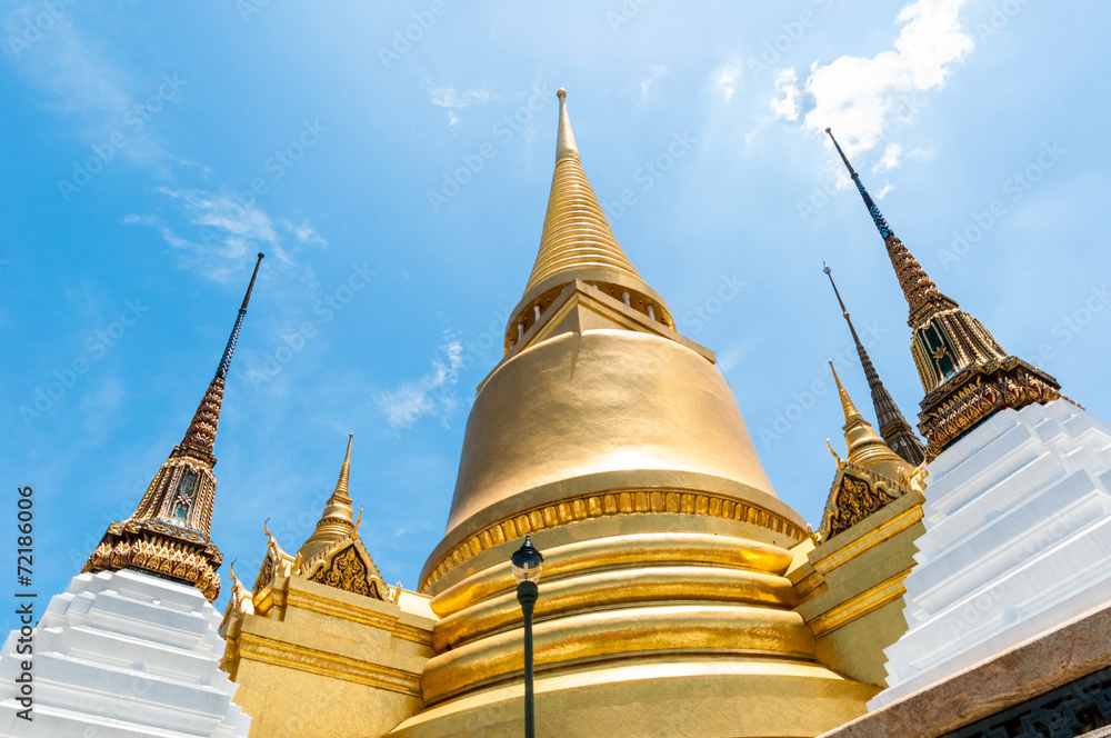 Fototapeta premium Bangkok kings palace golden Chedi ancient temple in thailand.