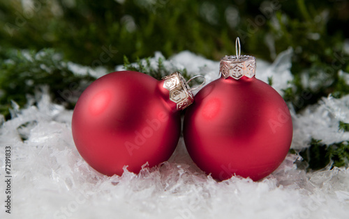 deux boule de Noël rouge