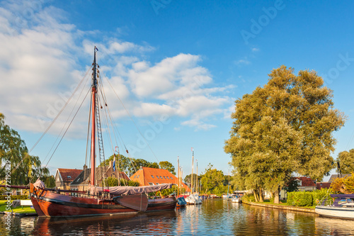 Cuadro en lienzo Old sailing boat in the Dutch village Heeg, Friesland