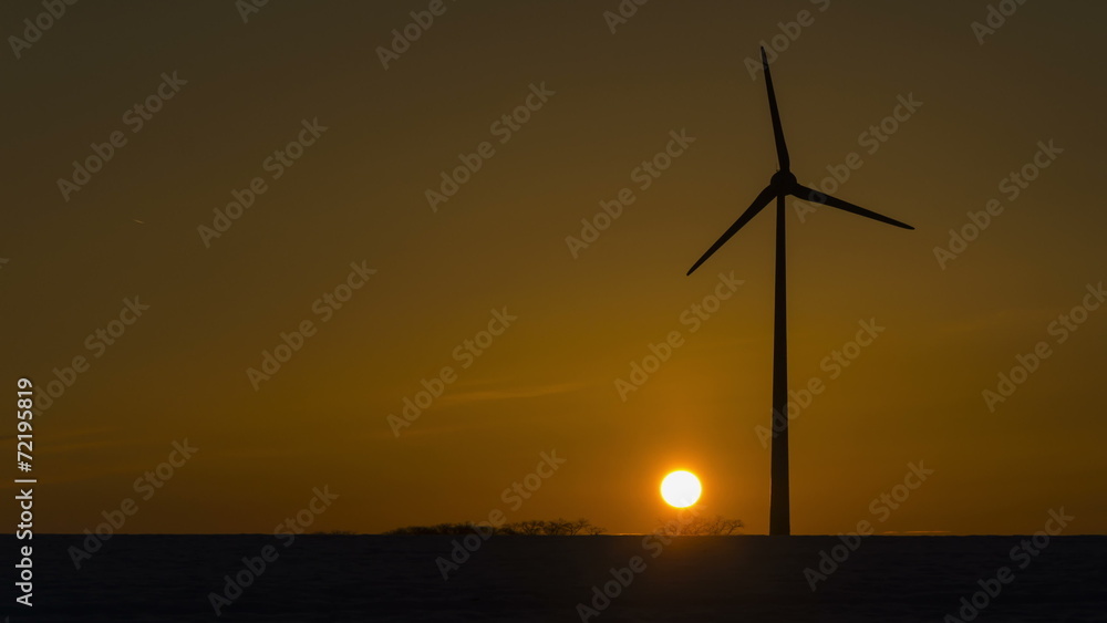 Sonnenuntergang, Windrad im Schnee, Zeitraffer