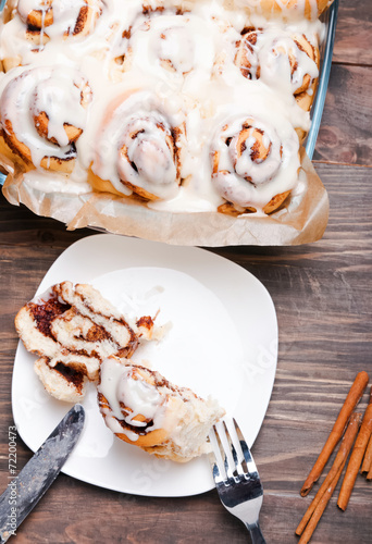 Tableau sur toile Delicious glazed cinnamon bun