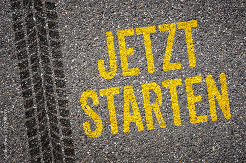 Asphalt mit dem Text Jetzt starten photo