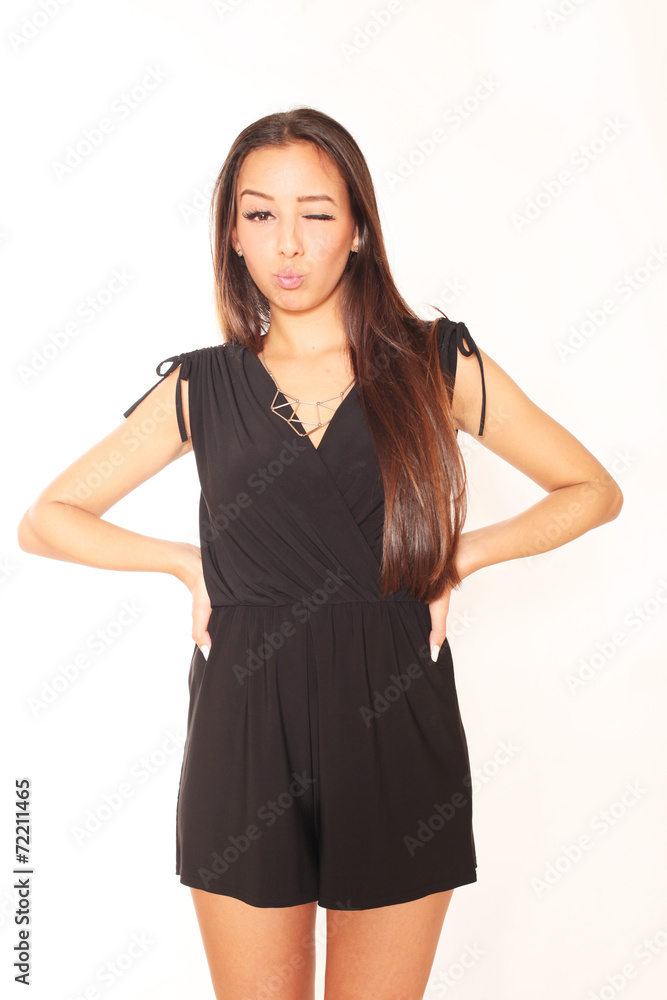 Hübsche Frau in schwarzem Kleid Hübsche Frau in schwarzem Kleid