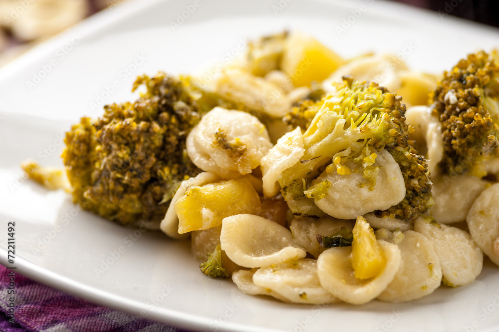 Pasta orecchiette con broccoletti nel piatto