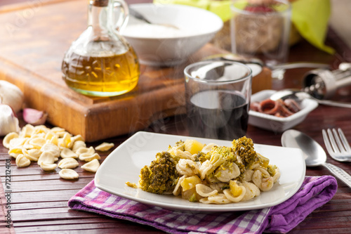 Pasta orecchiette con broccoletti nel piatto photo