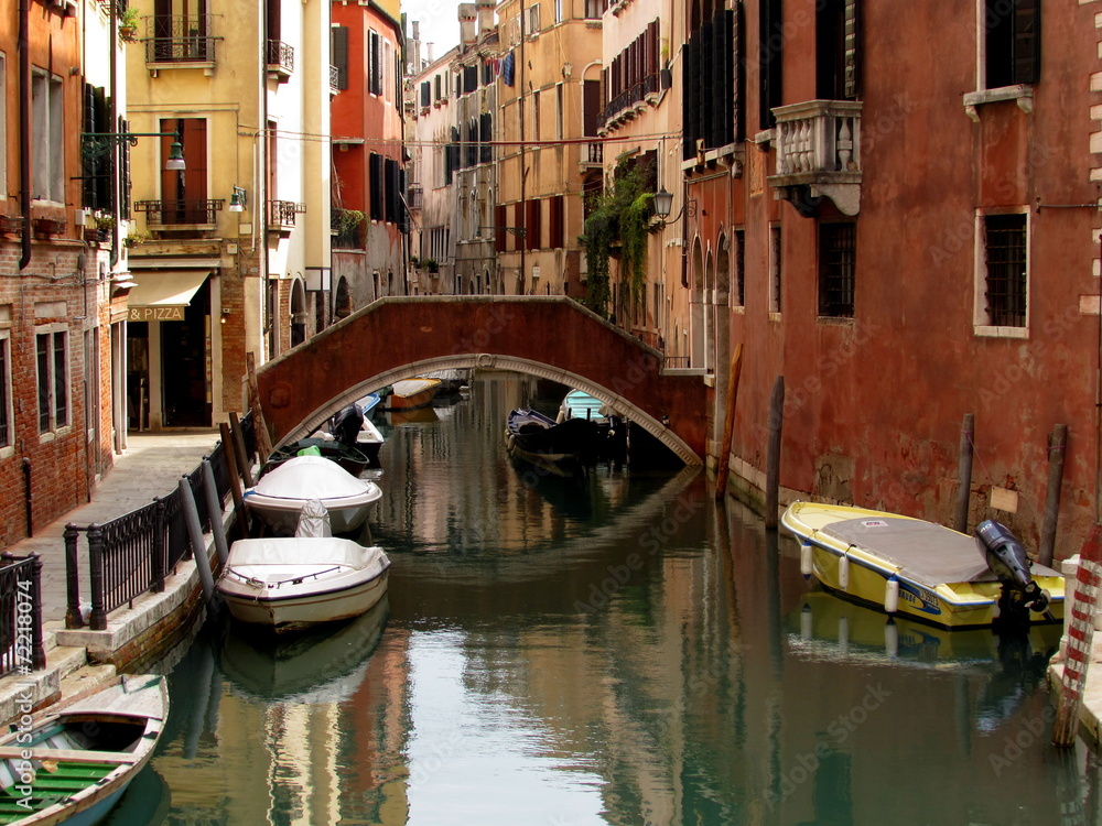Puente en Canal de Venecia