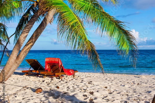 Rest in Paradise - Malediven - Liegen und Palmen am Strand © hetwig