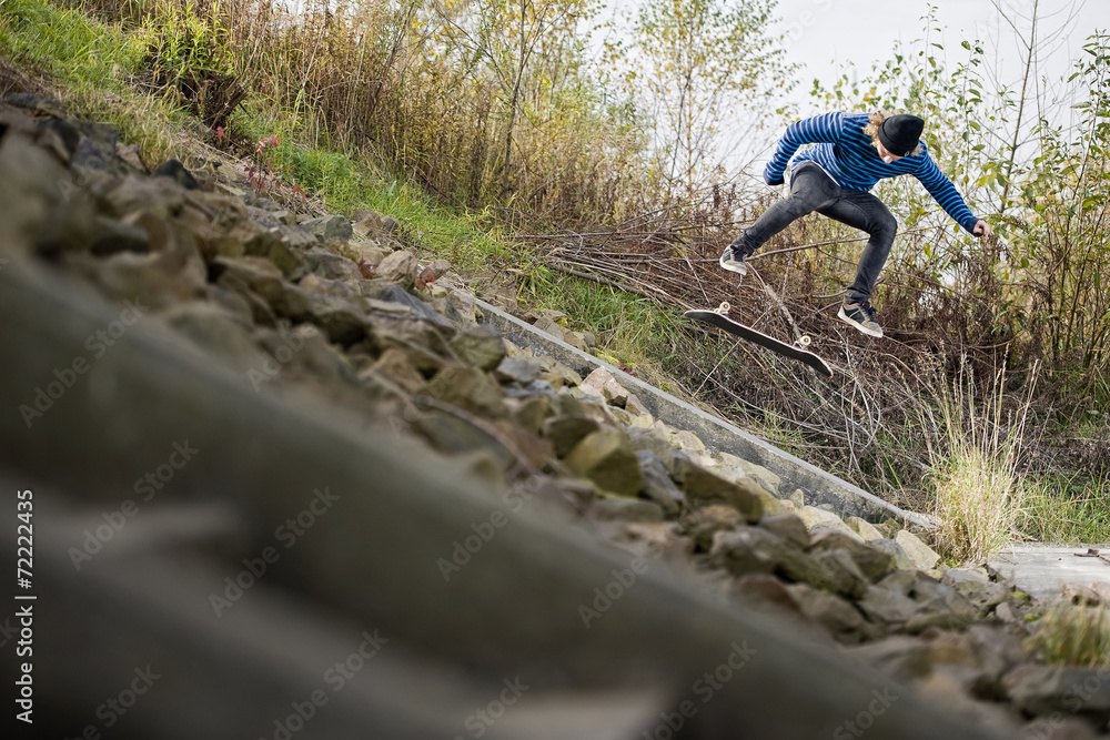 Obraz premium boy doing skateboard trick