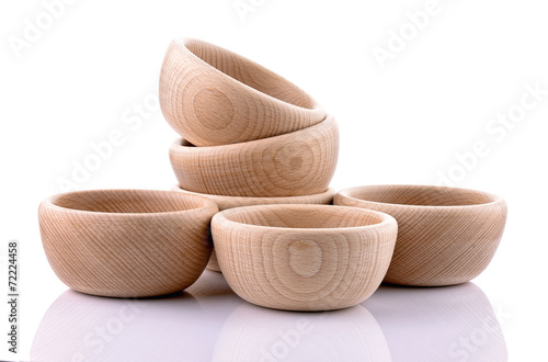 Drewniane miski na białym tle