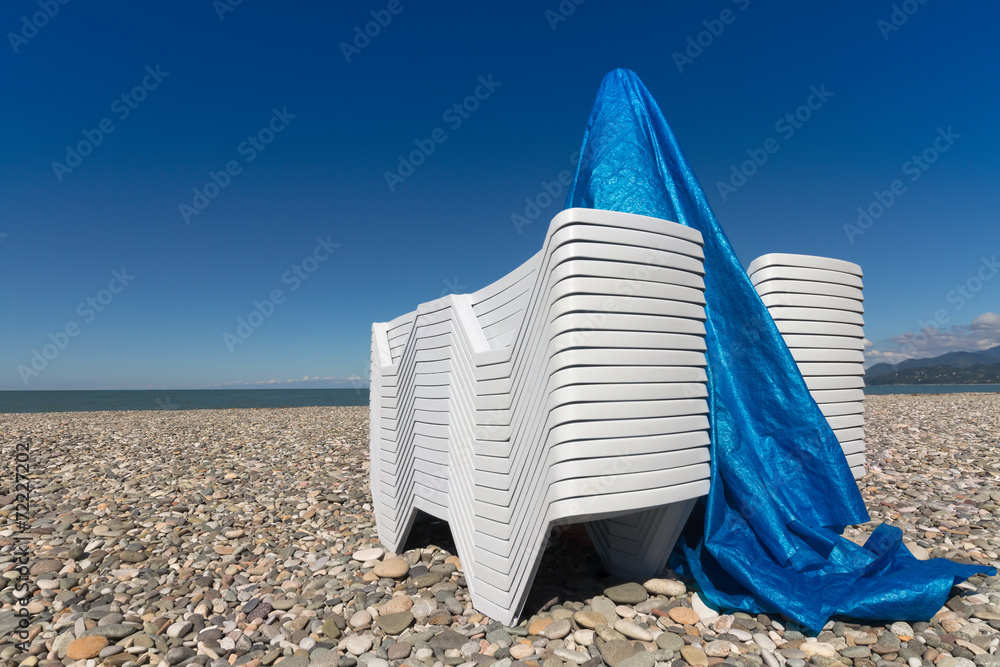 Fotografia Sun lounger on a pebblestone beach