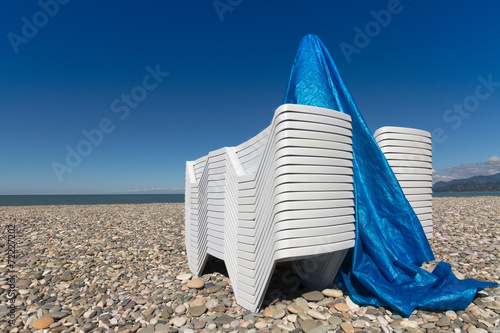 Fotografia Sun lounger on a pebblestone beach