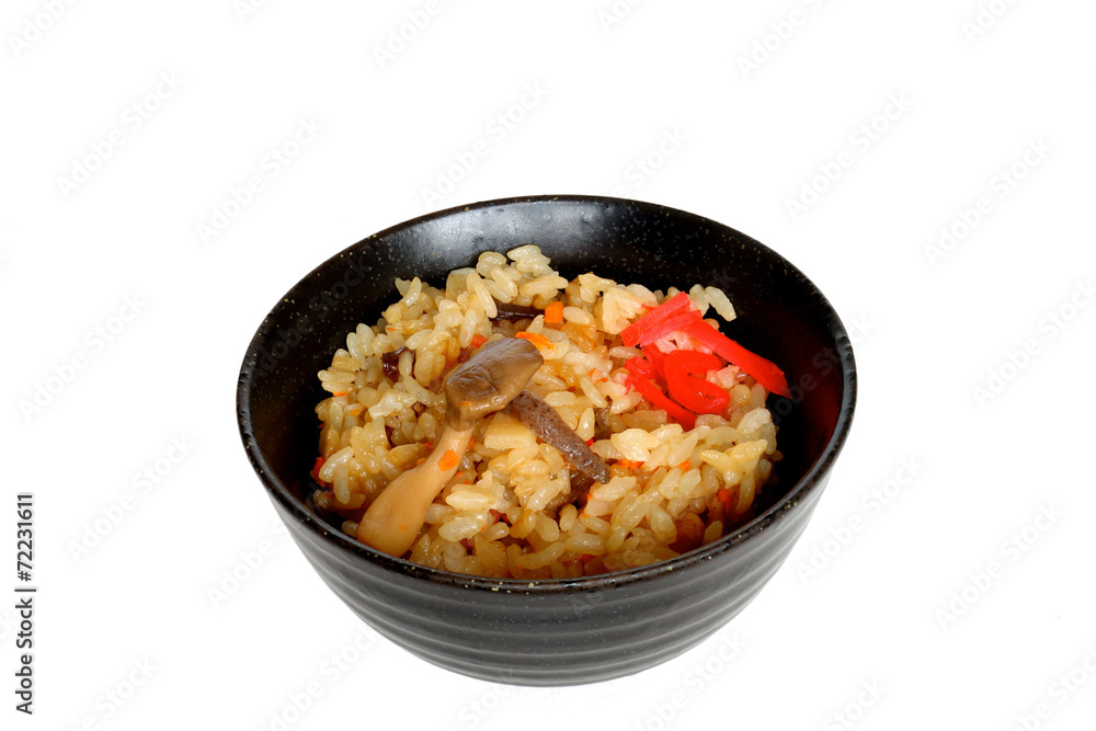 家庭のきのこご飯に紅ショウガ