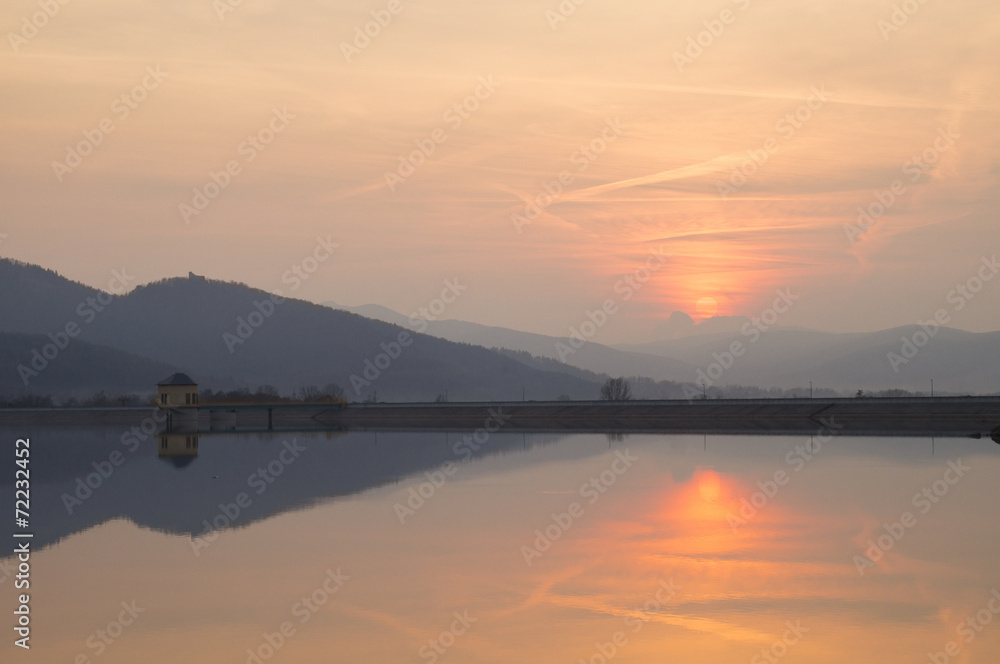 zachód słońca nad jeziorem zaporowym