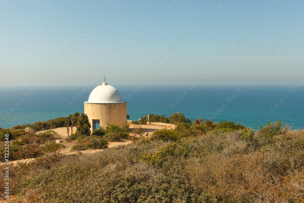 Traditional Greek church with dome and the sea in the background - obrazy, fototapety, plakaty 