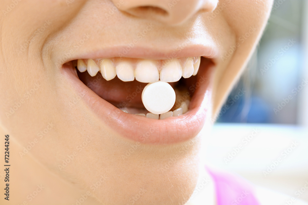 Fototapeta premium Tablett in Mund von Patient